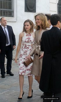 Эмма Уотсон посетила свадьбу друга в Вене: emma-watson-at-friends-wedding-in-vienna--01_Starbeat.ru