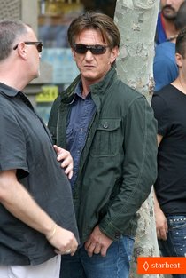 Съемки фильма «Лежащий стрелок» в Барселоне: Шон Пенн: sean-penn-gunman-gets-tony-winning-new-cast-member-09_Starbeat.ru