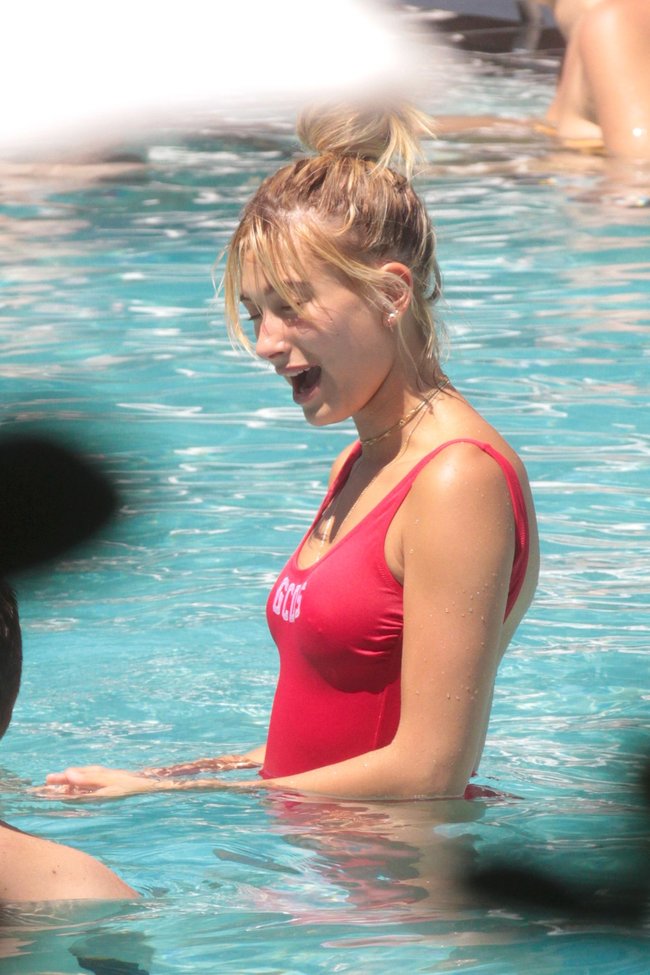 Хейли Болдуин торчит в бассейне как лягуха: hailey-baldwin-15_Starbeat.ru