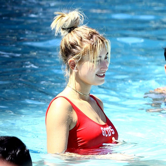 Хейли Болдуин торчит в бассейне как лягуха: hailey-baldwin-1_Starbeat.ru