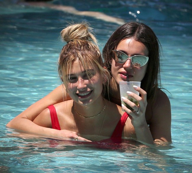 Хейли Болдуин торчит в бассейне как лягуха: hailey-baldwin-3_Starbeat.ru