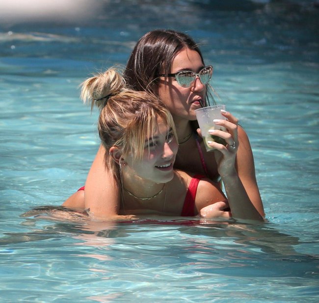 Хейли Болдуин торчит в бассейне как лягуха: hailey-baldwin-4_Starbeat.ru