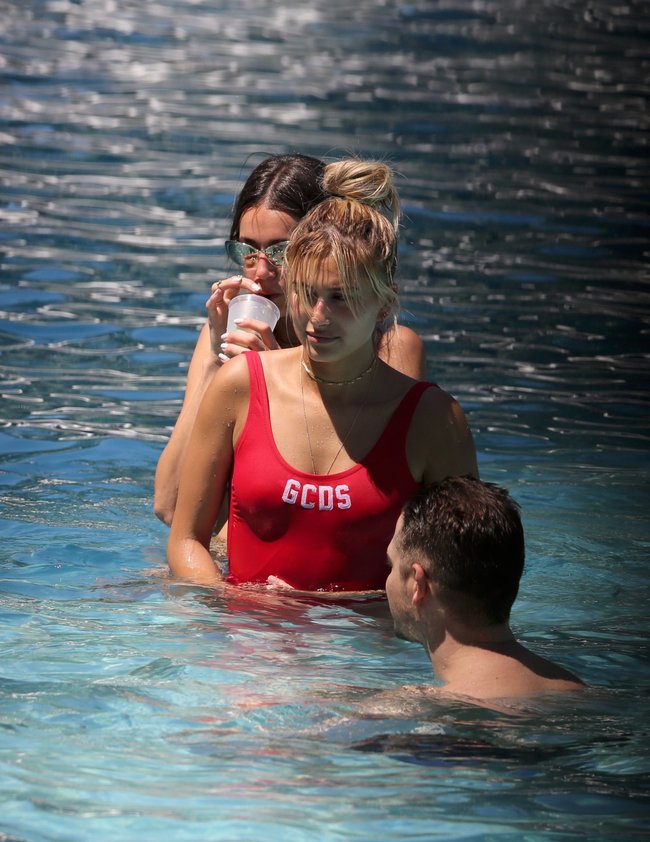 Хейли Болдуин торчит в бассейне как лягуха: hailey-baldwin-6_Starbeat.ru