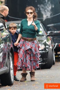 Хелена Бонэм Картер опровергла слухи об измене Тима Бертона: helena-bonham-carter-steps-out-after-tim-burton-cheating-rumors-01_Starbeat.ru