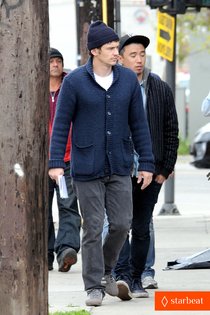 Съемки фильма «Буковски» с Джеймсом Франко: james-franco-bukowski-rainy-set-directing-01_Starbeat.ru
