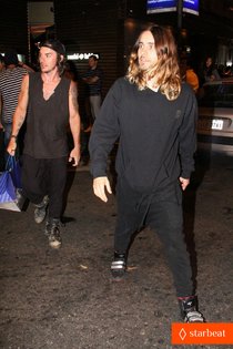 Джаред и Шеннон Лето пообщались с бразильскими фанатами: jared-leto-stops-for-fan-photo-op-at-sushi-leblon-restaurant-01_Starbeat.ru