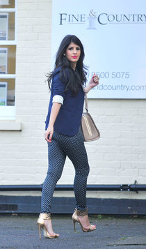 Актриса Джасмин Валия в Эссексе: под прицелом папарацци: jasmin-walia-hot-in-tight-pants-in-essex--01_Starbeat.ru