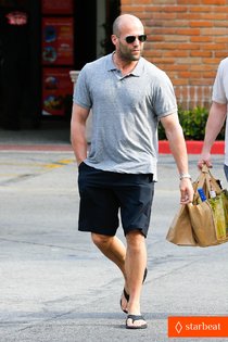 Джейсон Стэйтем: «Хочу сниматься у Мартина Скорсезе!»: jason-statham-pre-fourth-of-july-grocery-run-01_Starbeat.ru