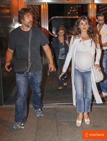 Ночной Мадрид: беременная Пенелопа Крус с мужем Хавьером Бардемом: pregnant-penelope-cruz-javier-bardem-dine-out-with-family-03_Starbeat.ru