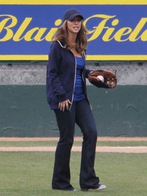 Съемки фильма «Список клиентов» с Дженнифер Лав Хьюитт: jennifer-love-hewitt-in-jeans-on-the-set-of-the-client-list-in-long-beach--25_Starbeat.ru