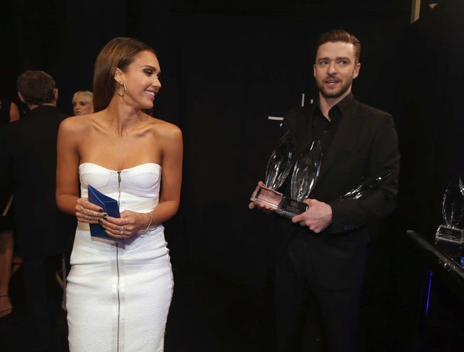 Джессика Альба на мероприятии «People’s Choice Awards 2014»: jessica-alba-2014-peoples-choice-awards--03_Starbeat.ru