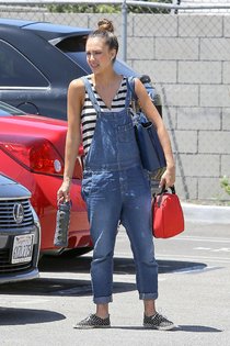 Увеличить фото jessica-alba-at-her-office-in-santa-monica--01_Starbeat.ru Джессика Альба около своего офиса в Санта-Монике: jessica-alba-at-her-office-in-santa-monica--01_Starbeat.ru
