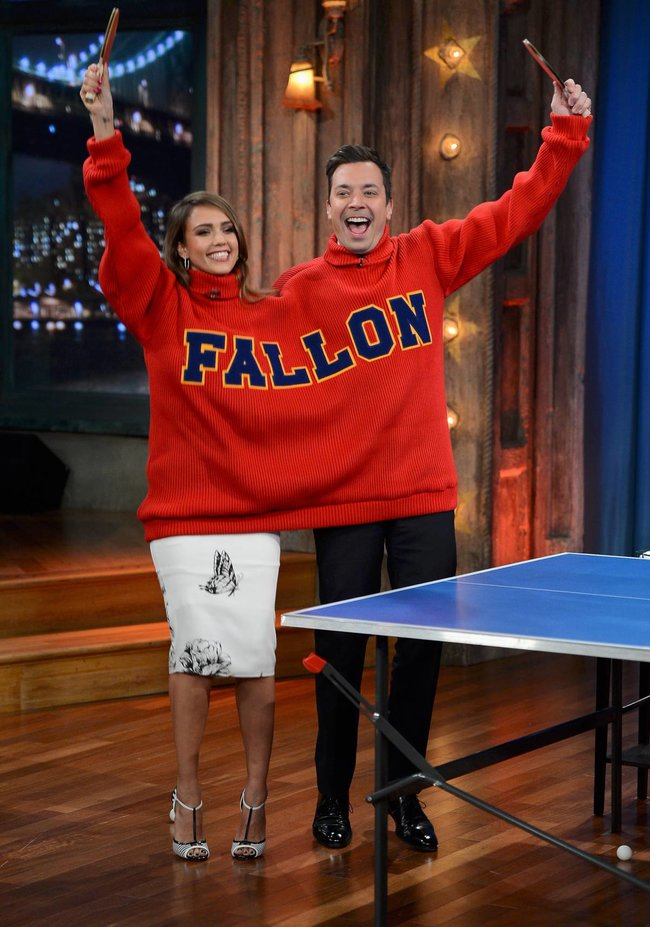 Джессика Альба на телешоу «Late Night with Jimmy Fallon» в Нью-Йорке: jessica-alba-81_Starbeat.ru