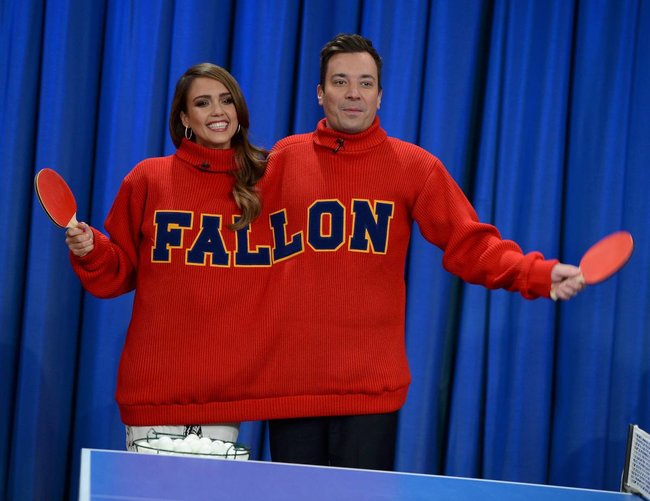 Джессика Альба на телешоу «Late Night with Jimmy Fallon» в Нью-Йорке: jessica-alba-91_Starbeat.ru