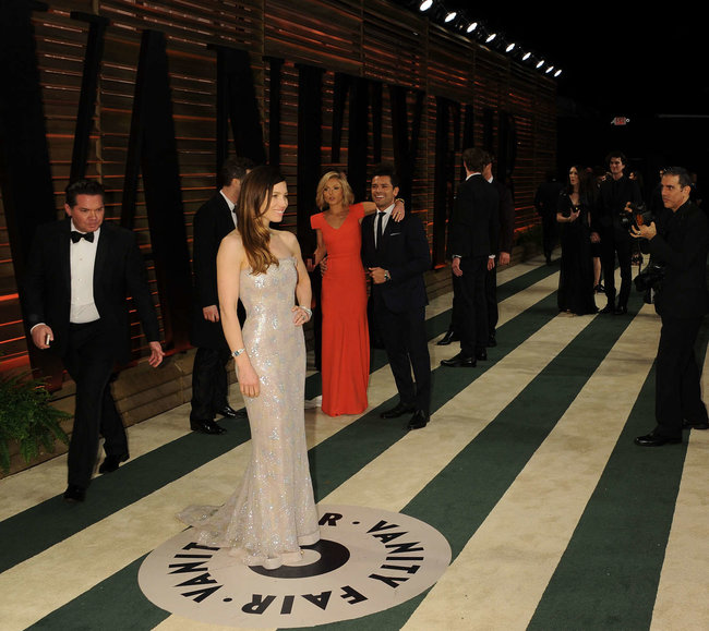 Пост-оскаровская вечеринка «Vanity Fair»: Джессика Бил: jessica-biel-oscar-2014---vanity-fair-party--02_Starbeat.ru