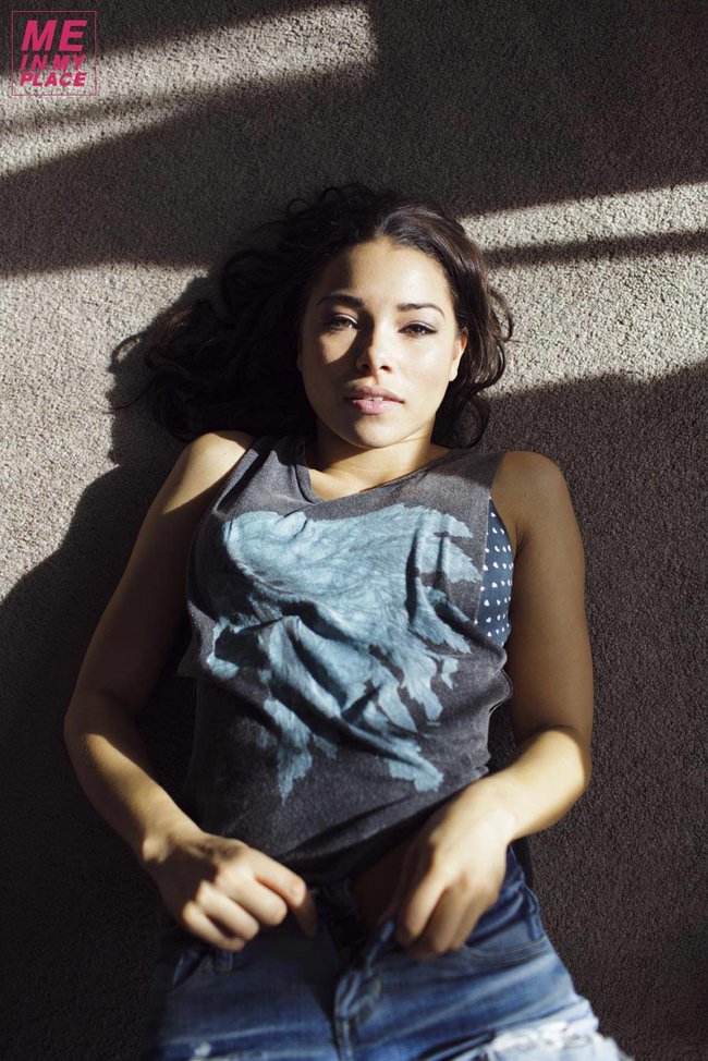 Джессика Паркер Кеннеди в фото-проекте «Me In My Place»: jessica_parker_kennedy-10_Starbeat.ru