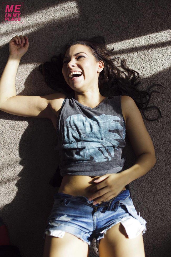 Джессика Паркер Кеннеди в фото-проекте «Me In My Place»: jessica_parker_kennedy-12_Starbeat.ru