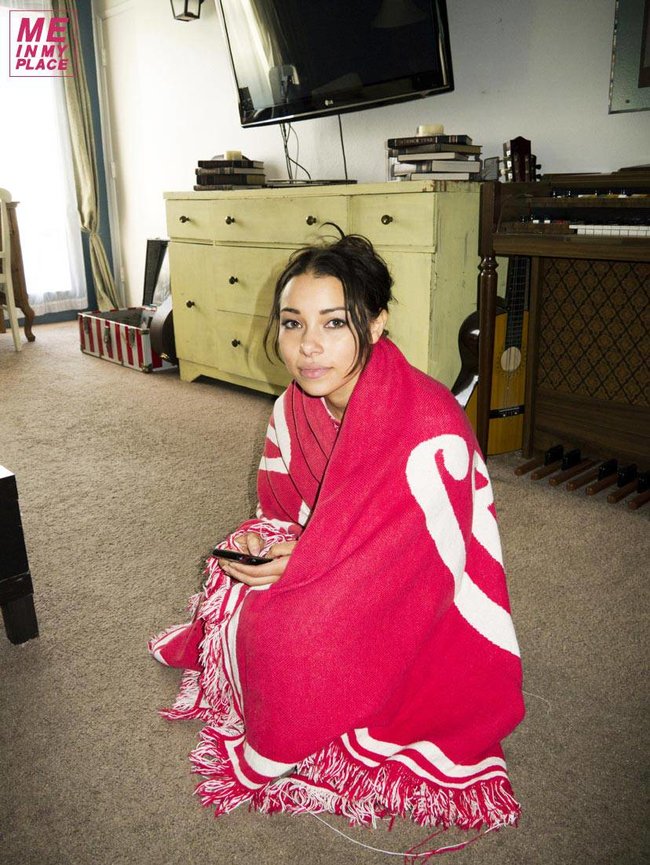 Джессика Паркер Кеннеди в фото-проекте «Me In My Place»: jessica_parker_kennedy-30_Starbeat.ru
