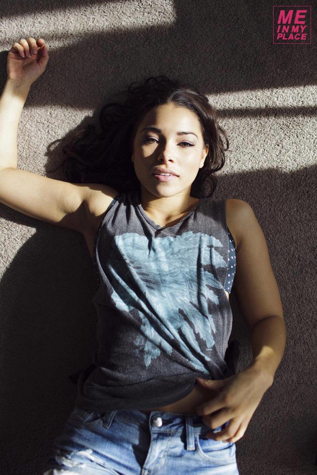 Джессика Паркер Кеннеди в фото-проекте «Me In My Place»: jessica_parker_kennedy-8_Starbeat.ru