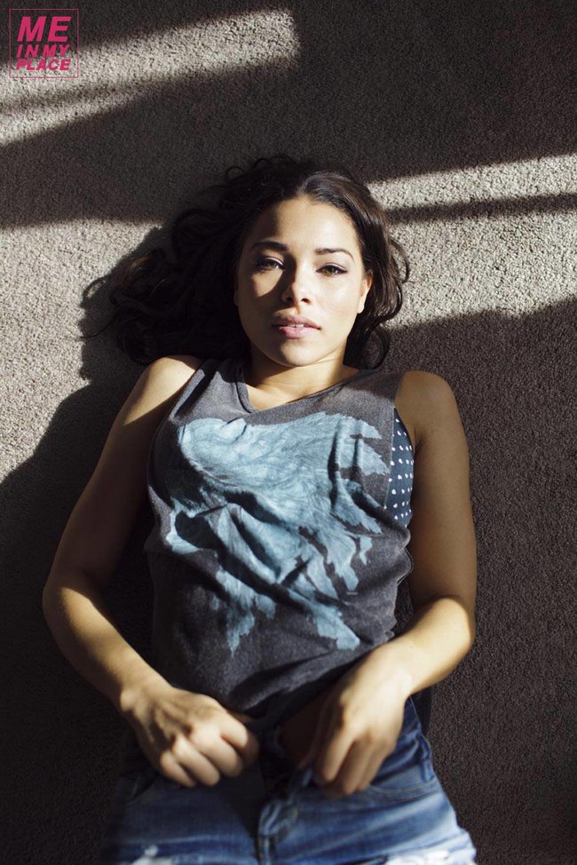 Джессика Паркер Кеннеди в фото-проекте «Me In My Place»: jessica_parker_kennedy-9_Starbeat.ru