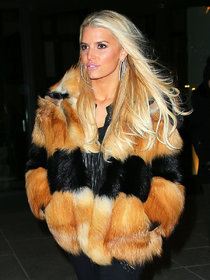Джессика Симпсон в объективах папарацци: jessica-simpson-wearing-a-fur-coat--01_Starbeat.ru
