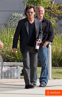 Кофе-брейк Джонни Деппа на съемках фильма «Превосходство»: johnny-depp-transcendence-coffee-break-01_Starbeat.ru