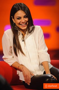 Гости передачи «Graham Norton Show»: Джуд Лоу, Мила Кунис и Джуди Денч: mila-kunis-jude-law-graham-norton-show-guests-04_Starbeat.ru