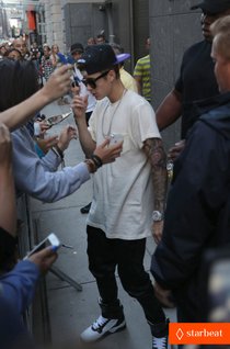 Джастин Бибер: новая татуировка и встреча с фанатами: justin-bieber-gets-new-rose-tattoo-before-before-brooklyn-show-01_Starbeat.ru