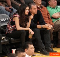 Увеличить фото selena-gomez-spring-breakers-opens-big-in-limited-release-01_Starbeat.ru Селена Гомес и Кейли Куоко на баскетбольном матче: selena-gomez-spring-breakers-opens-big-in-limited-release-01_Starbeat.ru