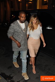 Увеличить фото kim-kardashian-kanye-west-parisian-dinner-date-01_Starbeat.ru Парижское свидание Канье Уэста и Ким Кардашьян: kim-kardashian-kanye-west-parisian-dinner-date-01_Starbeat.ru
