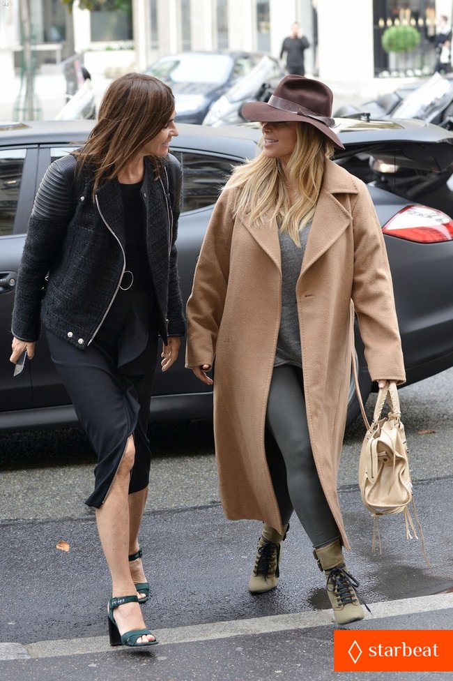 Увеличить фото kim-kardashian-kanye-west-step-out-together-in-paris-09_Starbeat.ru Ким Кардашьян и Канье Уэст проводят время во Франции: kim-kardashian-kanye-west-step-out-together-in-paris-09_Starbeat.ru