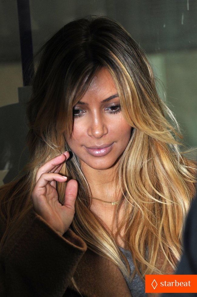 Увеличить фото kim-kardashian-kanye-west-step-out-together-in-paris-11_Starbeat.ru Ким Кардашьян и Канье Уэст проводят время во Франции: kim-kardashian-kanye-west-step-out-together-in-paris-11_Starbeat.ru