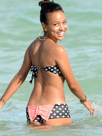 Модель Карручи Трэн в Майами: karrueche-tran-bikini-2013-in-miami--01_Starbeat.ru