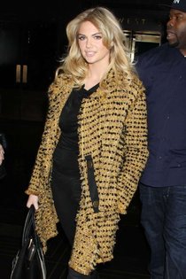 Увеличить фото Kate-Upton-at-Late-Night-with-Jimmy-Fallon--09_Starbeat.ru Кейт Аптон едет на съемки теле-передачи Джимми Фэллона: «Late Night with Jimmy Fallon»: Kate-Upton-at-Late-Night-with-Jimmy-Fallon--09_Starbeat.ru