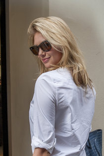 Папарацци застали Кейт Аптон на прогулке по Парижу: kate-upton---seen-in-paris-during-fw-2013-01_Starbeat.ru