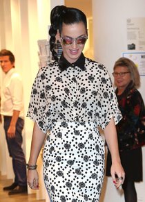 Кэти Перри в Париже: поход по магазинам: katy-perry-at-the-colette-boutique-in-paris--01_Starbeat.ru