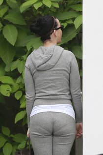 Кэти Перри в Западном Голливуде: katy-perry-in-a-gray-sweats--01_Starbeat.ru