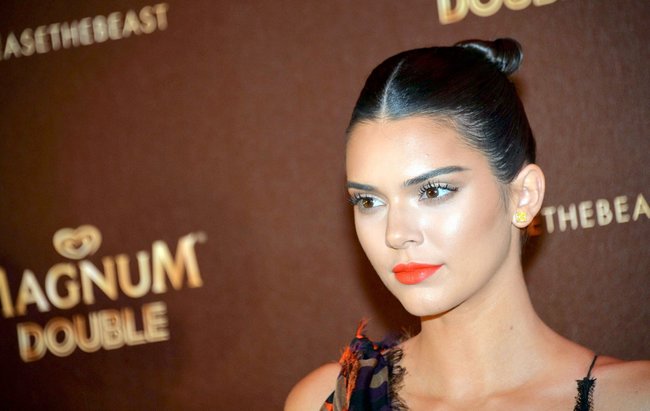 Кендалл Дженнер зашла на тусовочку «Magnum Doubles» в Каннах: kendall-jenner-14-2_Starbeat.ru
