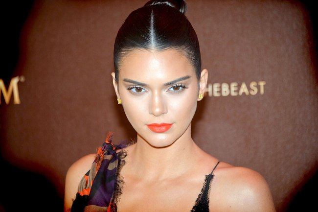Кендалл Дженнер зашла на тусовочку «Magnum Doubles» в Каннах: kendall-jenner-15-2_Starbeat.ru