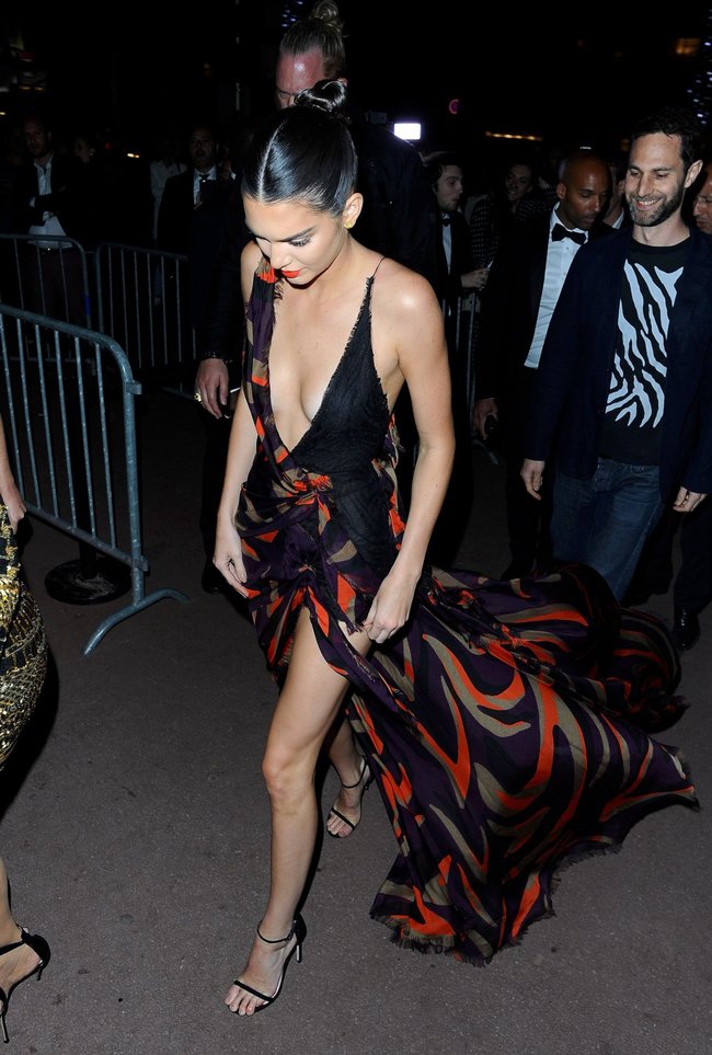 Кендалл Дженнер зашла на тусовочку «Magnum Doubles» в Каннах: kendall-jenner-2-4_Starbeat.ru