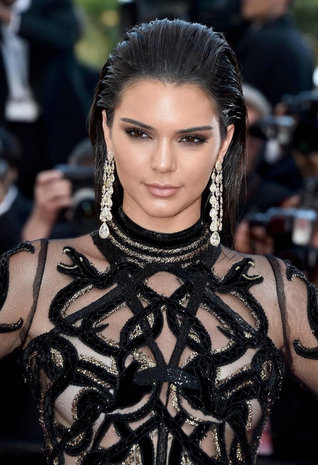 Кендалл Дженнер светит половинами на премьере фильма «Mal de Pierres» в Каннах: kendall-jenner-24-1_Starbeat.ru