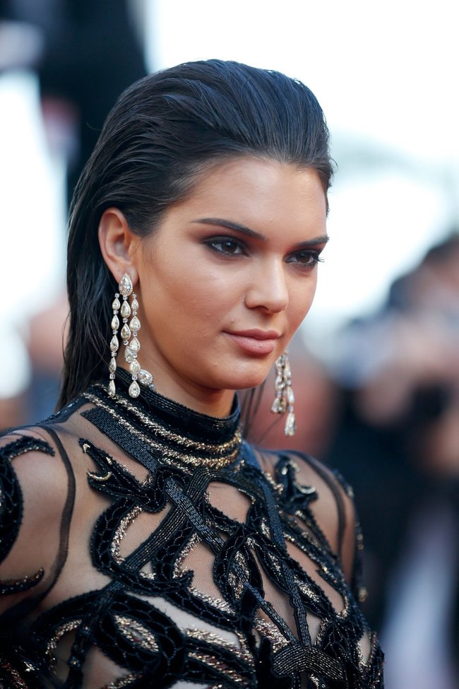 Кендалл Дженнер светит половинами на премьере фильма «Mal de Pierres» в Каннах: kendall-jenner-3-5_Starbeat.ru