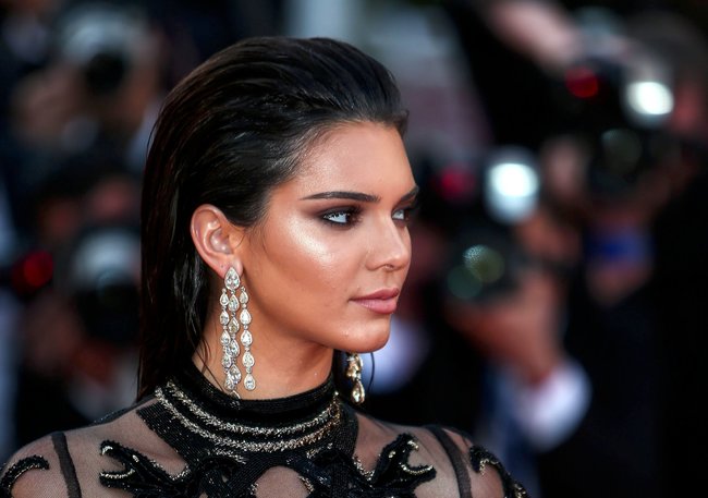 Кендалл Дженнер светит половинами на премьере фильма «Mal de Pierres» в Каннах: kendall-jenner-35_Starbeat.ru