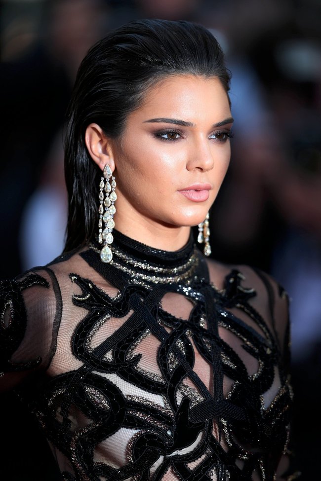 Кендалл Дженнер светит половинами на премьере фильма «Mal de Pierres» в Каннах: kendall-jenner-44_Starbeat.ru