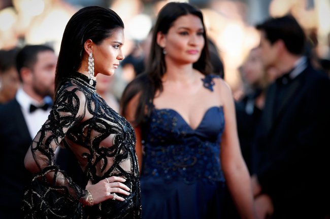 Кендалл Дженнер светит половинами на премьере фильма «Mal de Pierres» в Каннах: kendall-jenner-47_Starbeat.ru