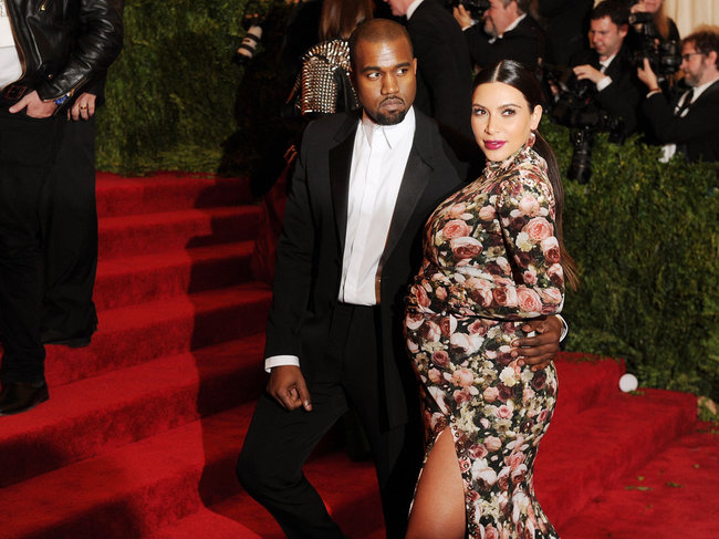 Увеличить фото kim-kardashian---2013-met-gala--01_Starbeat.ru Беременная Ким Кардашьян и Канье Уэст: «Met Gala 2013»: kim-kardashian---2013-met-gala--01_Starbeat.ru