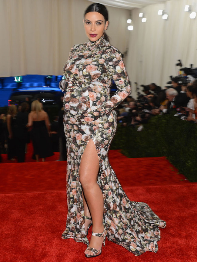 Увеличить фото kim-kardashian---2013-met-gala--02_Starbeat.ru Беременная Ким Кардашьян и Канье Уэст: «Met Gala 2013»: kim-kardashian---2013-met-gala--02_Starbeat.ru