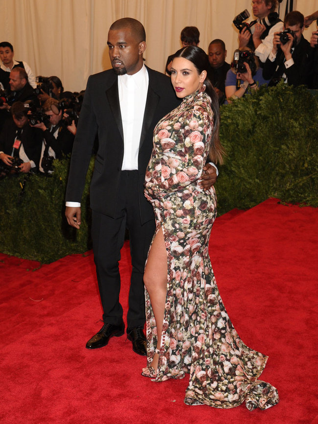 Увеличить фото kim-kardashian---2013-met-gala--04_Starbeat.ru Беременная Ким Кардашьян и Канье Уэст: «Met Gala 2013»: kim-kardashian---2013-met-gala--04_Starbeat.ru