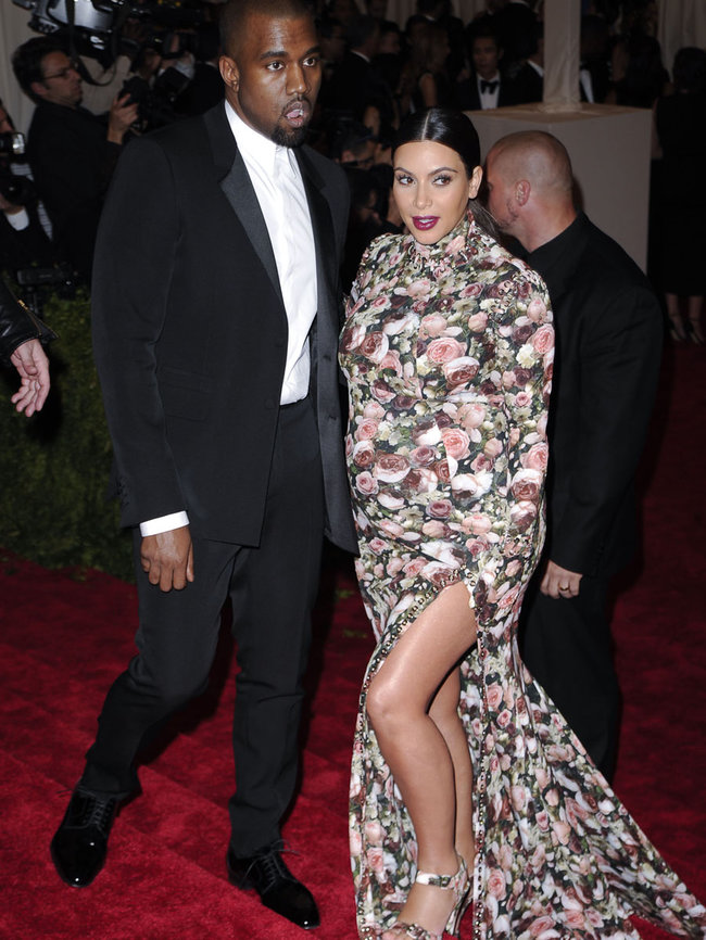Увеличить фото kim-kardashian---2013-met-gala--05_Starbeat.ru Беременная Ким Кардашьян и Канье Уэст: «Met Gala 2013»: kim-kardashian---2013-met-gala--05_Starbeat.ru