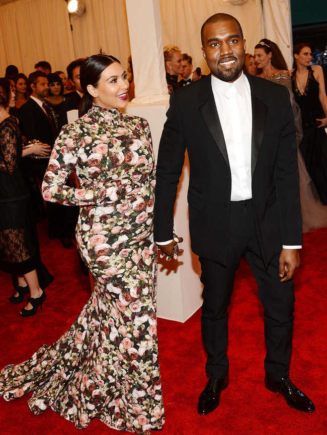 Увеличить фото kim-kardashian---2013-met-gala--08_Starbeat.ru Беременная Ким Кардашьян и Канье Уэст: «Met Gala 2013»: kim-kardashian---2013-met-gala--08_Starbeat.ru
